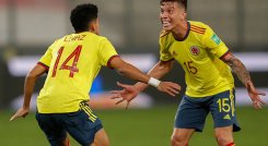 Luis Díaz y Matheus Uribe celebran uno de los tantos de Colombia. 