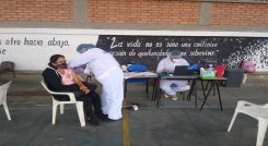 En la sede Galán empezaron a vacunar a los maestros de Pamplona./ Roberto Ospino/ La Opinión 