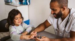 La diabetes tipo 1 es una enfermedad sin cura, con dependencia de la insulina de por vida y posibles complicaciones a largo plazo, como afecciones cardiovasculares, insuficiencia renal y retinopatía diabética, que puede provocar ceguera. / Foto: Cortesía