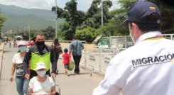 Migración también informó que una vez se estabilice el proceso de ingreso al territorio nacional por los pasos fronterizos con Venezuela, se analizará la posibilidad de retomar la expedición de la Tarjeta de Movilidad Fronteriza (TMF), la cual no servirá para acogerse al Estatuto Temporal de Protección. / Foto: Migración