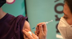 Las nuevas indicaciones para la inmunización mediante esta vacuna, incluyen su administración en este grupo poblacional proporcionando dos dosis de 0,3 ml cada una separadas por 21 días. / Foto: AFP