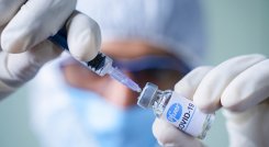 Aunque las vacunas sean distintas, sus componentes tienen maneras similares de desarrollarse en el cuerpo.  / Cortesía/ La Opinión