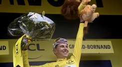 Tadej Pogacar ciclista de Eslovenia se vistió de líder en la octava etapa del Tour de Francia