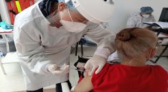 Faltan muchos adultos por vacunarse contra la COVID- 19. /Foto: Roberto Ospino/ La Opinión 