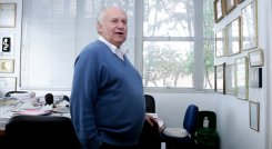 Manuel Elkin Patarroyo trabaja en una vacuna contra "todas las variantes" del COVID-19