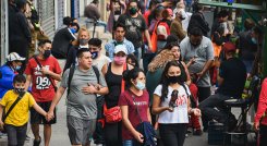 Población sin mascarilla.