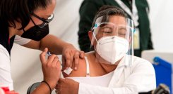 ¿Necesitan los vacunados contra la COVID-19 volver a usar tapabocas?