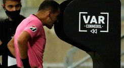 Conmebol propone tiempo muerto mientras los árbitros revisan el VAR. 