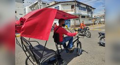 Los 'bicitaxis' se ponen de moda en la frontera de Venezuela. / Foto: Diario La Nación