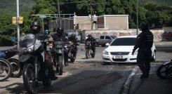 Integrantes de la Policía Nacional Bolivariana ingresan a la colonia El Valle en las inmediaciones de la Cota 905, durante enfrentamientos contra presuntos integrantes de una banda criminal en Caracas./Foto: AFP