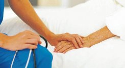 Los cuidados paliativos deben proporcionarse a todas las personas que lo precisen en cualquier ámbito de atención primaria en salud o complementaria, donde se preste el servicio de cuidado paliativo a personas con enfermedades terminales, crónicas, degenerativas e irreversibles. / Foto: Colprensa