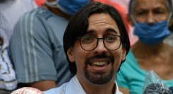 Freddy Guevara fue acusado en el pasado de incitar a la violencia en protestas antigubernamentales que dejaron unos 125 muertos en 2017. Tras la autorización para enjuiciarlo, se refugió en la embajada de Chile hasta que Maduro lo indultó en septiembre del año pasado.