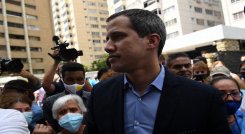 El líder opositor Juan Guaidó es recibido por sus vecinos frente a su residencia en Caracas, el 12 de julio de 2021./Foto: AFP
