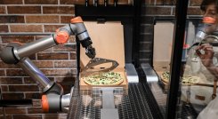 El robot para hacer pizzas de la startup parisina Pazzi, que comenzó a operar en el corazón de París, puede ser el precursor de un ejército de futuros robots cocineros en todo el mundo. El pequeño restaurante Pazzi, en el distrito de Beaubourg, es el segundo en abrir, después del centro comercial Val d'Europe, que abrió en noviembre de 2019. / Foto: AFP