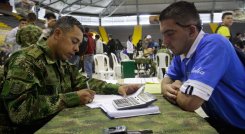 Las entidades públicas o privadas no podrán exigir al ciudadano la presentación de la tarjeta militar para ingresar a un empleo.