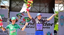 Jordan Tabares con el maillot negro de líder y campeón de la Vuelta al Gran Santander Bicentenario 2021