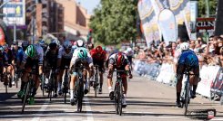 Sebastián Molano (UAE-Emirates). segundo de derecha a izquierda, volvió a lucirse en la Vuelta Burgos. (Cortesía/UAE-Emirates).