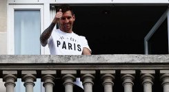 Lionel Messi desde el balcón del hotel en París, donde se hospeda, saluda a los aficionados y a la prensa de todo el mundo.