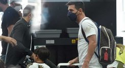 Lionel Messi, en  el momento de su arribo a París, para unirse al PSG de Liga francesa de primera división.