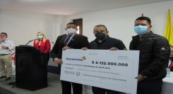 El gobernador Silvano Serrano entregó al rector Ivaldo Torres, el cheque por $ 5.132 millones. /Roberto Ospino/ La Opinión 