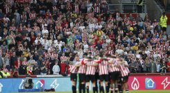 Los espectadores llenan las gradas mientras Brentford se apiñan antes del inicio del partido de fútbol de la Premier League inglesa entre Brentford y Arsenal en el Brentford Community Stadium de Londres. / Foto: AFP