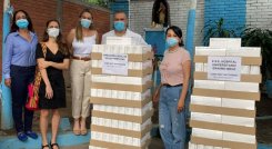 La directora de Salud, Martha Maldonado recibió las 2.000 muestras COVID-19. Foto Cortesía/La Opinión