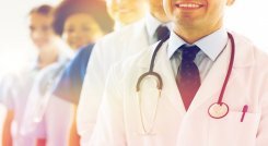 Médicos interactúan con otros colegas de América Latina
