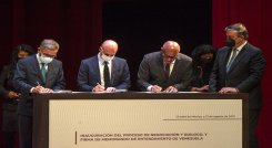 El jefe de la delegación de oposición, Gerardo Blyde Pérez; el director del Centro Noruego de Resolución de Conflictos (NOREF), Dag Nylander; el presidente de la Asamblea Nacional de Venezuela, Jorge Rodríguez, junto al canciller mexicano Marcelo Ebrard, durante el lanzamiento de las negociaciones entre el gobierno venezolano y la oposición. / Foto AFP