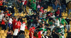 Hinchas de Santa Fe y Nacional se enfrentaron en El Campín. 