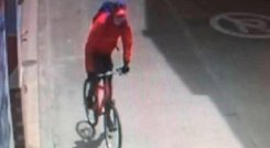 La mujer ingresó a un establecimiento comercial sin percatarse de que el hombre la seguía.