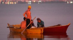 Muchos pescadores han adaptado a sus lanchas motobombas para riego en reemplazo de los motores fuera de borda./ Fotos AFP