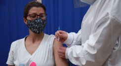 Según estudios publicados en The New England Journal of Medicine a fecha de julio de 2021, en Londres luego de 14 días con las dos dosis de Pfizer se evidenció que es 88 % eficaz, y para AstraZeneca es 67 % efectiva para prevenir infección y severidad contra la variante Delta. / Foto: Colprensa