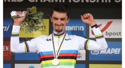 El ciclista ffrancés julian alaphilippe repite título de campeón del mundo de ruta.