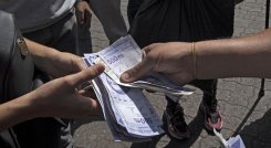 La escasez de efectivo es crónica y falta cambio en Venezuela./AFP