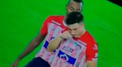 Dos jugadores de Junior fueron captados en cámara mientras inhalaban la sustancia. Aunque no es dopante, el club anunció un proceso disciplinario.