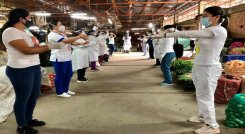 El personal de la salud adelantó la campaña en el Centro de Acopio y mercado La Independencia. Foto: Cortesía/La Opinión