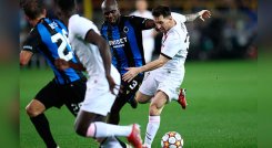 Eder Álvarez Balanta frente a Lionel Messi en la Champions League. 