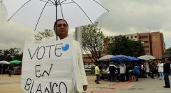 El voto en blanco y los que no tienen ningún favorito suman el 46%./Foto archivo Colprensa