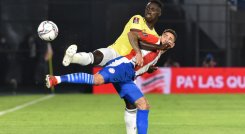 Dávinson recibió tarjeta amarilla en el duelo ante Paraguay, y por acumulación no podría estar en el encuentro de este jueves ante Chile. / Foto: AFP