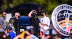 El CEO de SpaceX, Elon Musk (centro), observa durante la despedida de la tripulación de Inspiration4 en el Centro Espacial Kennedy de la NASA en Florida. / Foto: AFP