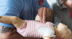 Para estar preparados hay que aprender cómo realizar compresiones de una manera eficaz, para ello se recomienda ver videos y practicar en casa. / Foto: Freepik