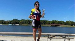  Daniela Lindarte Garaviz con el trofeo de campeona de la maratón de Sarasota, Florida 2021.