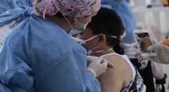 las proyecciones de las autoridades sanitarias dicen que a finales de este mes el país podría entrar en el cuarto pico de contagios./ Archivo La Opinión