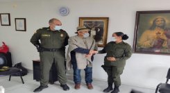 El alcalde.Jorge Rojas, exaltó a la subteniente, Jana Bastidas, comandante de la Estación de Policía. Foto: Cortesía / La Opinión.