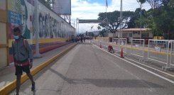 La medida de pico y cédula que se está implementado desde el pasado mes de junio continuará con horarios de operación en los puentes desde las 6:00 a.m. hasta las 4:00 p.m./ Foto : La Opinión 