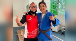 Catalina Lamadrid junto al entrenador Édgardo Gómez. 