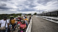 Por la frontera de Táchira, el paso más importante del país, se estima en principio que crucen "15 gandolas diarias de Colombia a Venezuela". /AFP