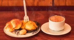 Un pan San Antonio, acompañado de tamal y chocolate. 