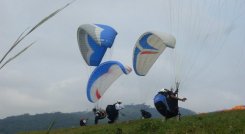 Los operadores de deportes extremos movilizan unos 300 turistas semanales. En la imagen, una práctica de parapente. /Foto: Cortesía / La Opinión 