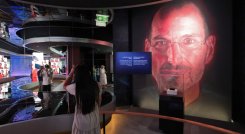 Diez años después de la muerte de Steve Jobs, Apple se convirtió en un amplio sistema de dispositivos y servicios. / Foto: AFP